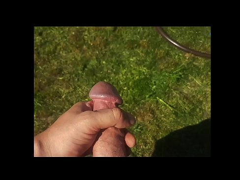 ❤️ Keçika germ di bexçeyek havînê de pisîka xwe ya pembe diqelişe û bi şuştinê dixe. ️ Vîdyoyê qijkî li ku.pinkporno.ru ﹏