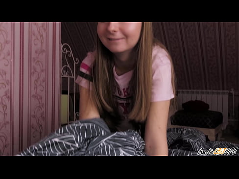 ❤️ Blondie BFF-ya xwe bi kûr dimije û di devê xwe de diqelişe ️ Vîdyoyê qijkî li ku.pinkporno.ru ﹏