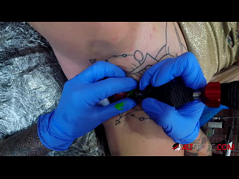 ❤️ Keçika pir tattookirî Sully Savage tattooek li ser klîtorê xwe kir. ️ Vîdyoyê qijkî li ku.pinkporno.ru ﹏