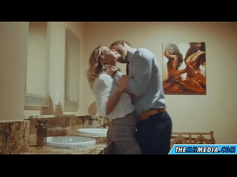 ❤️ Gava ku blondeyek busty we di nav hewşek gelemperî de dixapîne ️ Vîdyoyê qijkî li ku.pinkporno.ru ﹏